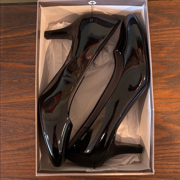 Life Stride Black Patent Leather Parigi Pumps - Picture 10 of 10